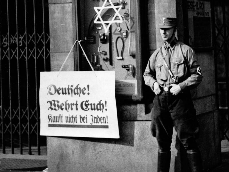 SA-Mann vor einem jüdischen Warenhaus