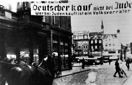 Banner in einer Stadt: "Deutscher kauf nicht bei Juden. Wer bei Juden kauft ist ein Volksverräter"
