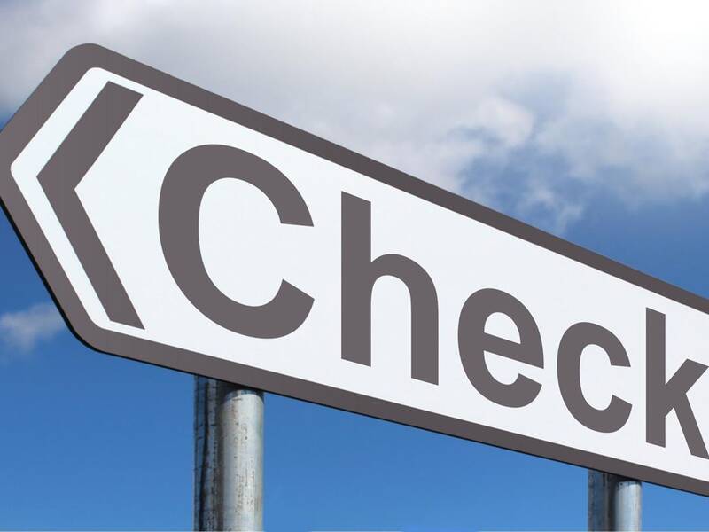 Schild auf dem Check steht