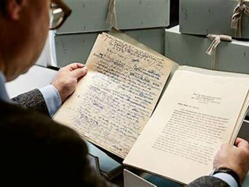 Mann sichtet Papiere und Dokumente