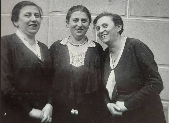 Historische Aufnahme von drei Frauen