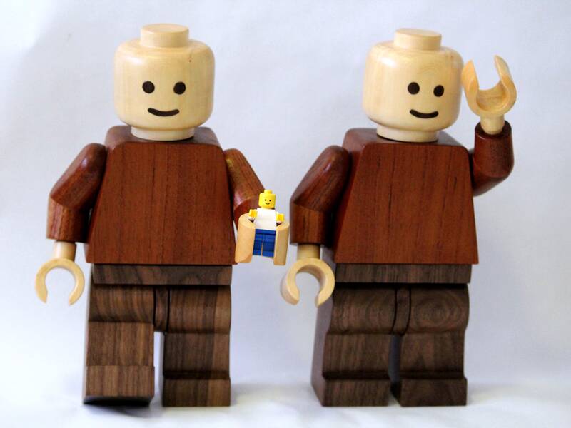 Zwei Playmobilfiguren aus Holz