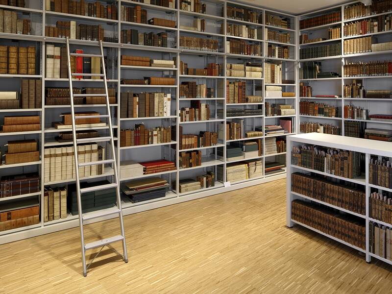 Raum einer Bibliothek voller Bücherregale