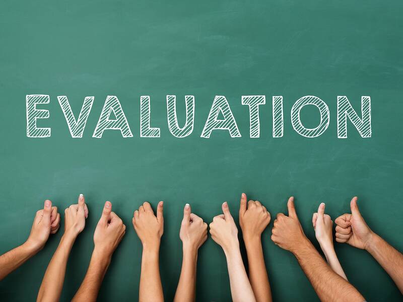 Hände mit Daumen hoch unter dem Wort Evaluation