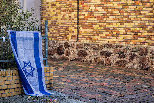 Jüdische Flagge vor einer Steinmauer