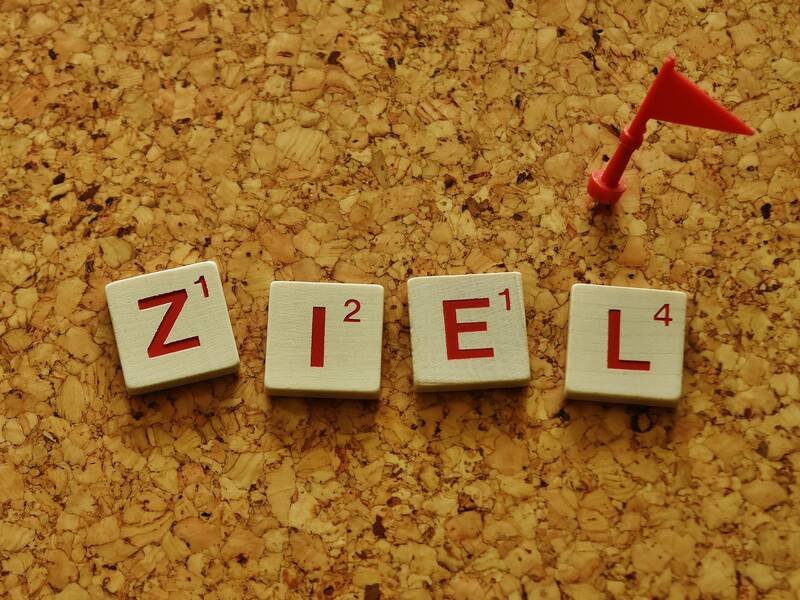 Pinwand mit dem Wort Ziel